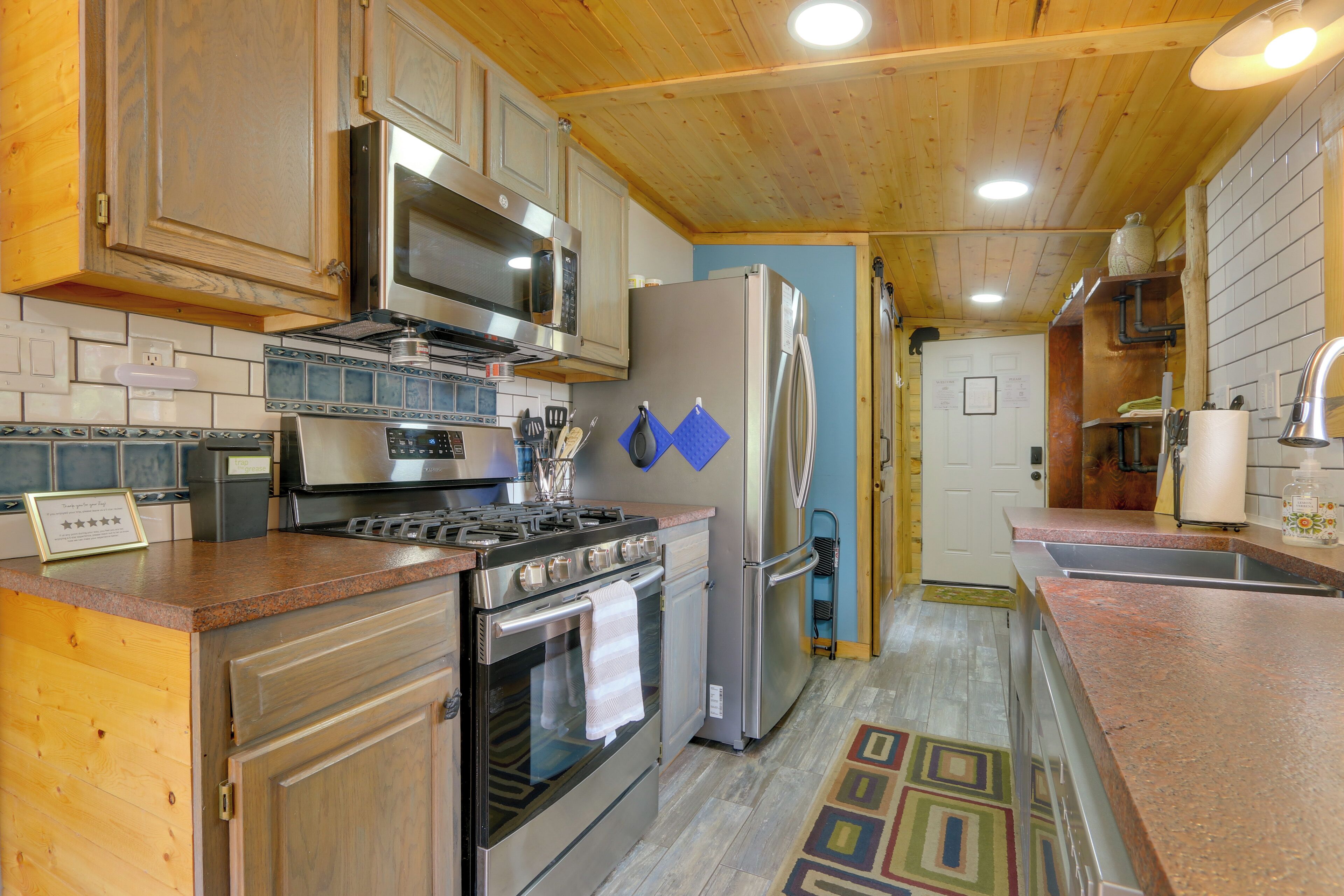 Coffee/tea maker, fridge, microwave, stovetop