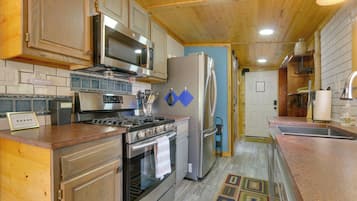 Coffee/tea maker, fridge, microwave, stovetop