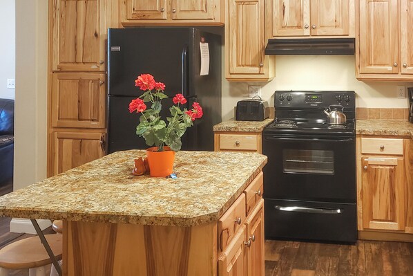 Fridge, microwave, stovetop, dishwasher - 'Fox Cabin' - 6 Blocks to Yellowstone Nat'l Park! (West Yellowstone)