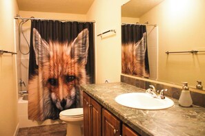 Hair dryer, towels - 'Fox Cabin' - 6 Blocks to Yellowstone Nat'l Park! (West Yellowstone)