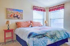3 bedrooms, iron/ironing board, Internet, bed sheets - 'Fox Cabin' - 6 Blocks to Yellowstone Nat'l Park! (West Yellowstone)