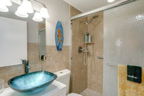 Secador de pelo y toallas