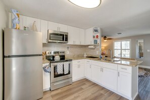 Refrigerador, microondas, placa de cocina, cafetera/tetera