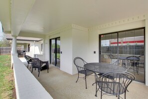 Outdoor dining - 'Dolly Suite' at The Saint Hotel, Near Wineries! (Louisburg)