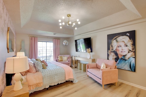 'Dolly Suite' at The Saint Hotel, Near Wineries!