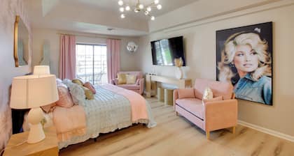 'Dolly Suite' at The Saint Hotel, Near Wineries!