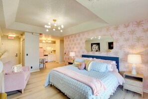 Room - 'Dolly Suite' at The Saint Hotel, Near Wineries! (Louisburg)