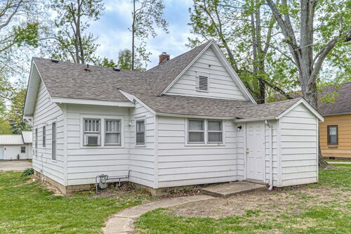 1 Mi to Park & Lake! Charming Retreat in Sullivan
