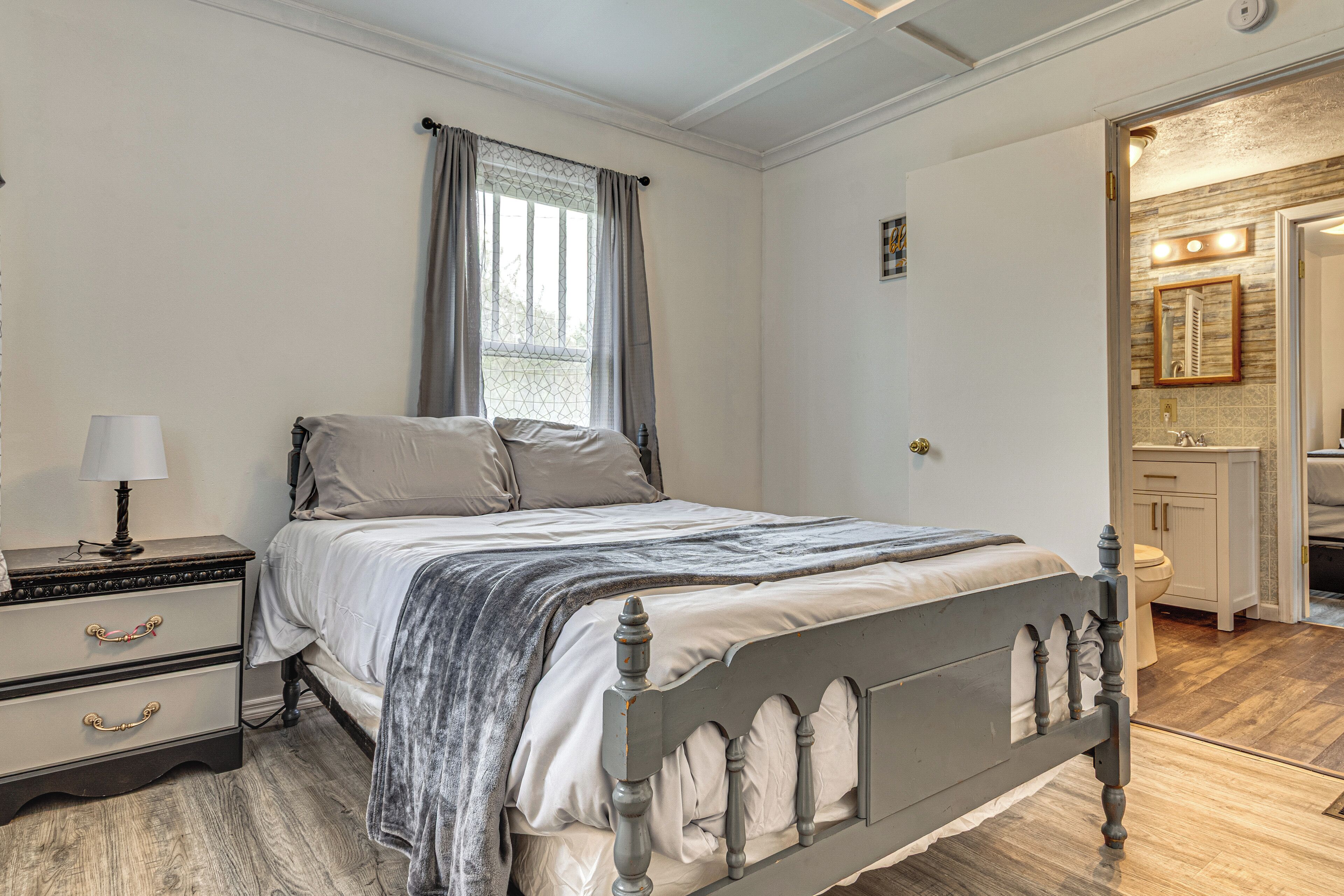 2 habitaciones, tabla de planchar con plancha y ropa de cama 