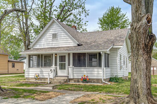 1 Mi to Park & Lake! Charming Retreat in Sullivan