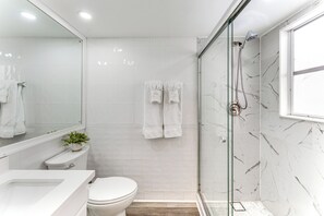 Bathroom - Elegant Waterfront Condo w/ Views in Pompano Beach (Pompano Beach)