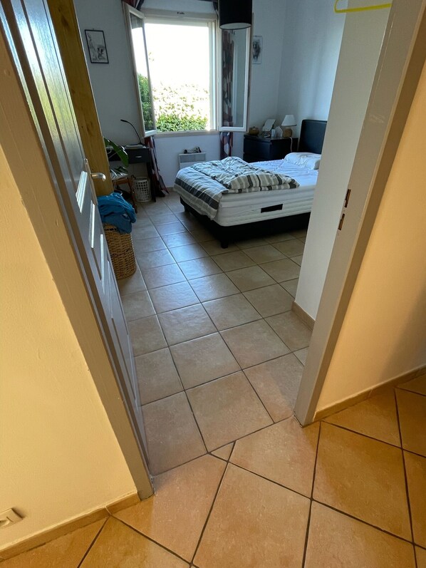 1 chambre, fer et planche à repasser, Wi-Fi, literie fournie