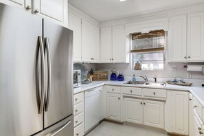 Réfrigérateur, micro-ondes, plaque de cuisson, lave-vaisselle