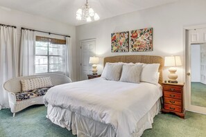 4 bedrooms, iron/ironing board, internet, bed sheets