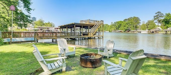 Private Dock + Yard: Lake Blackshear Family Escape