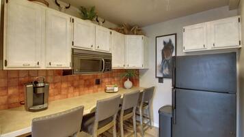 Coffee/tea maker, cookware/dishes/utensils