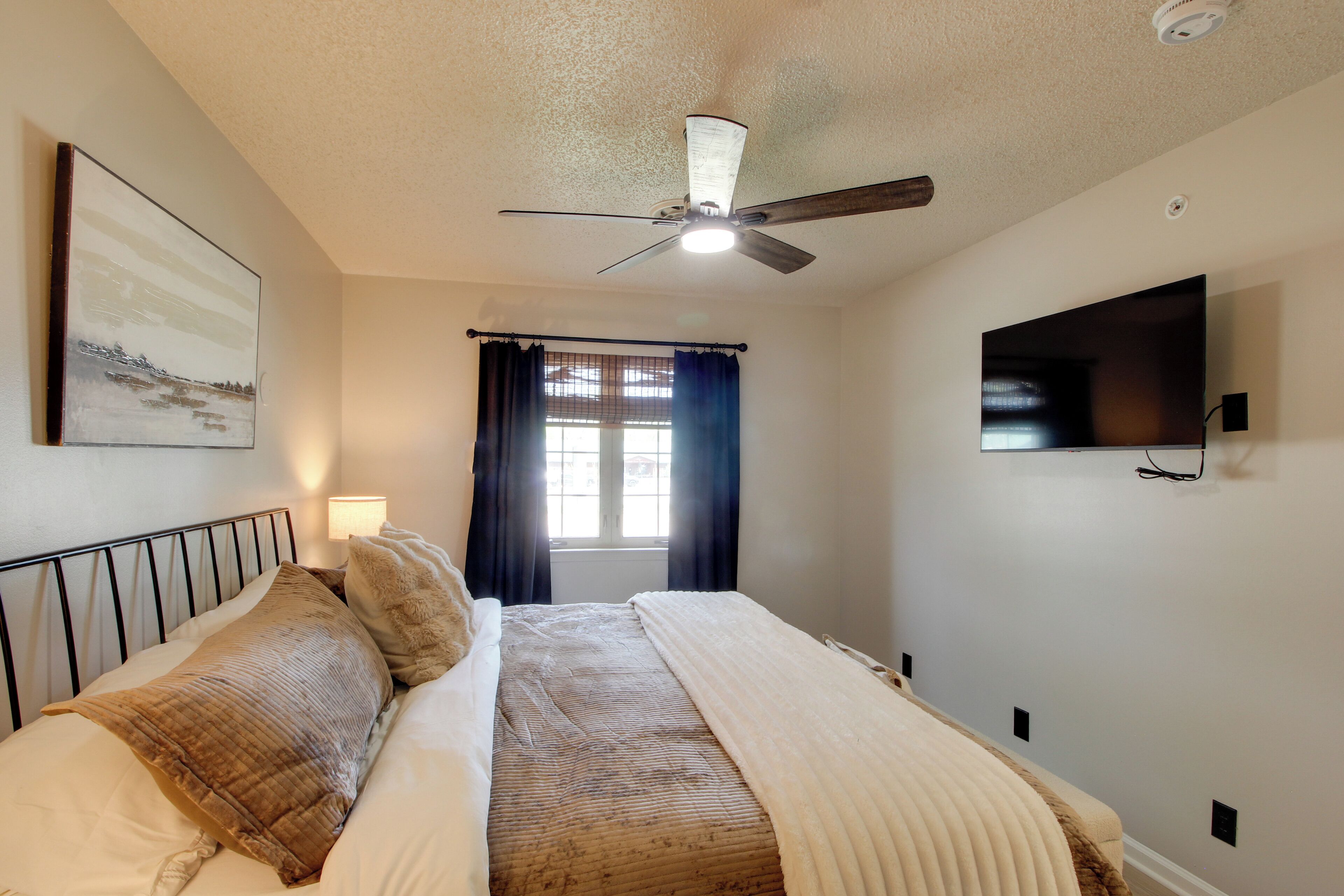 2 bedrooms, iron/ironing board, internet, bed sheets