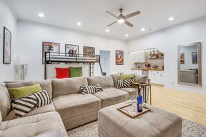 TV, fireplace, books - Walk to Mercedes-Benz! Spacious Getaway in Atlanta (Atlanta)