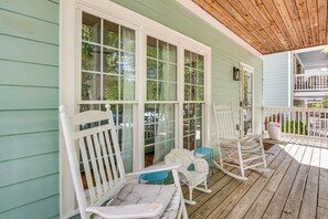 Terrace/patio - Walk to Mercedes-Benz! Spacious Getaway in Atlanta (Atlanta)
