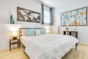 5 bedrooms, desk, iron/ironing board, travel cot - Walk to Mercedes-Benz! Spacious Getaway in Atlanta (Atlanta)