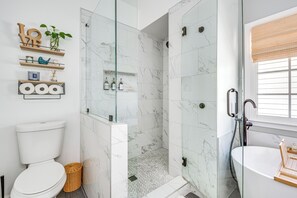 Hair dryer, towels - Walk to Mercedes-Benz! Spacious Getaway in Atlanta (Atlanta)