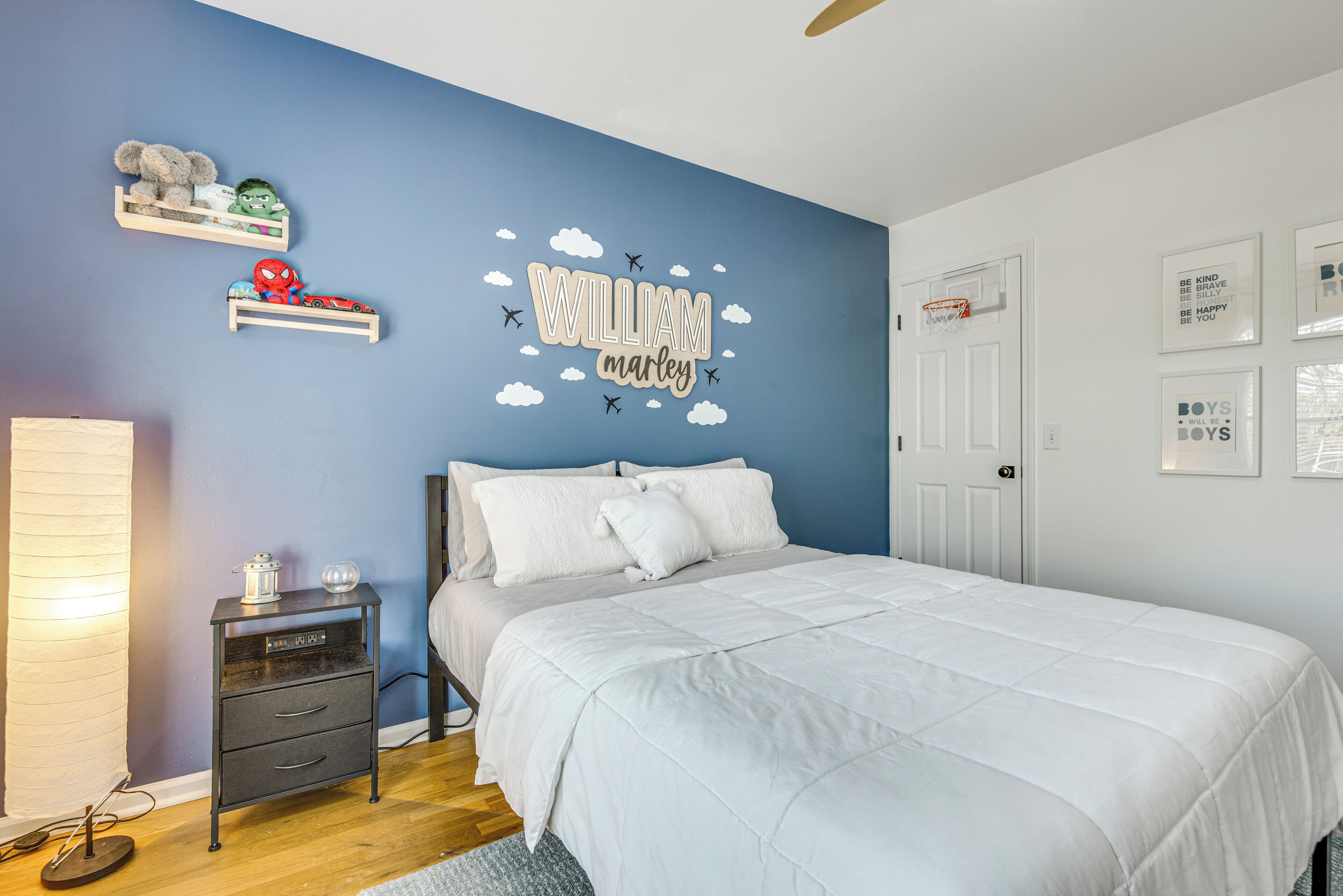 5 Schlafzimmer, Schreibtisch, Bügeleisen/Bügelbrett, Reisekinderbett