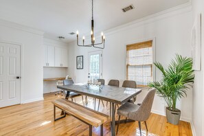 Dining - FIFA World Cup Base! Spacious Getaway in Atlanta (Atlanta)