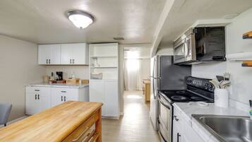 Coffee/tea maker, fridge, microwave, stovetop