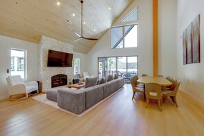 TV, fireplace, stereo - Waterfront Luxury! Brand-New Big Bear Lake House (Big Bear Lake)