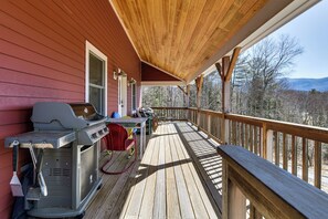 Outdoor dining - Group Friendly! Mtn-View Haven in Waterbury Center (Waterbury Center)