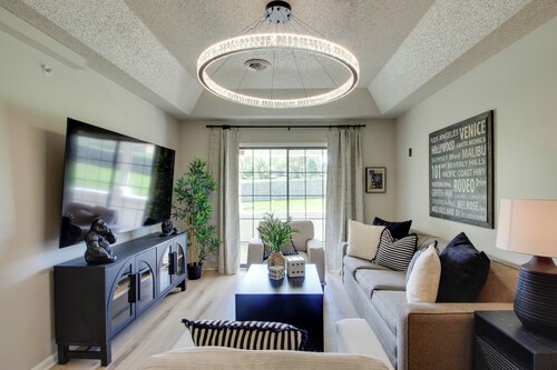 The Saint Hotel: Boutique Suite Near Overland Park