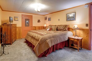 Ein Schlafzimmer mit Bett, Schminktisch, Lampe und Wanddekorationen.