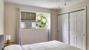 2 bedrooms, desk, iron/ironing board, travel crib