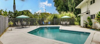 Walk to Dining & Local Markets! Hilo Getaway