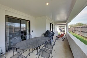 Outdoor dining - Boutique Condo Near Louisburg Wedding Venues (Louisburg)