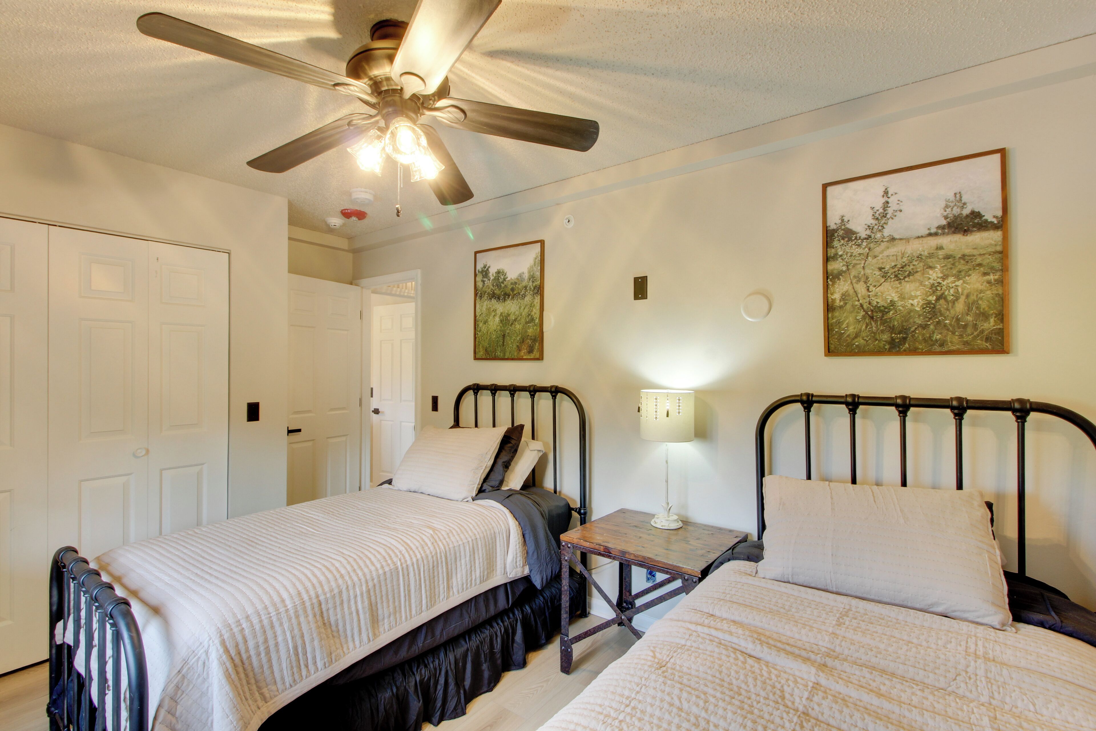 2 bedrooms, iron/ironing board, Internet, bed sheets
