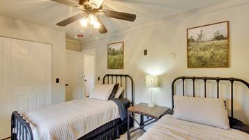 2 bedrooms, iron/ironing board, Internet, bed sheets