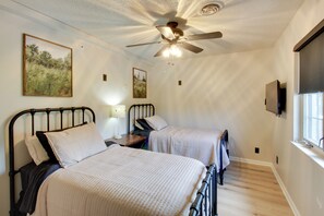 Room - Boutique Condo Near Louisburg Wedding Venues (Louisburg)