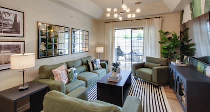 Suite at The Saint Hotel: 15 Mi to Overland Park