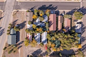 Vue aérienne d’un quartier résidentiel avec des maisons, des arbres et une route.