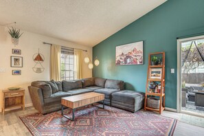 TV - Steps to Dog Park! Westminster Home w/ Fire Pit (Westminster)