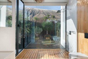 Shower, hair dryer, towels - Holiday Villa 'Liquen' with Mountain View, Wi-Fi and Air Conditioning (Yaiza)