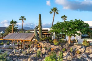 Property grounds - Holiday Villa 'Liquen' with Mountain View, Wi-Fi and Air Conditioning (Yaiza)