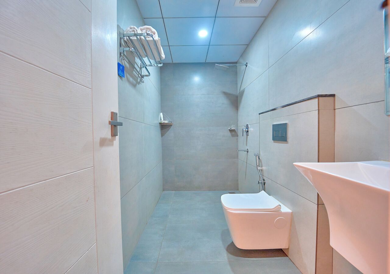 Ein modernes Badezimmer mit Toilette, Waschbecken und Dusche.