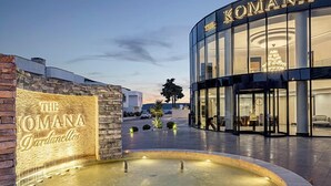 Un edificio moderno con un letrero que dice 'The Romana Dardanelle'.