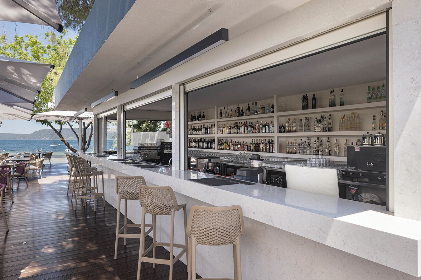 2 bars/lounges, beach bar