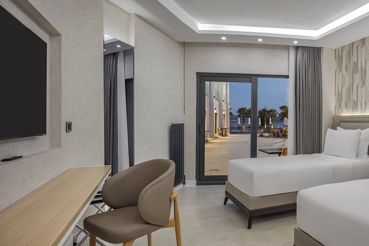 Standard Twin Room | Minibar, in-room safe, desk, iron/ironing board