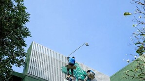 A building with a green facade and a white vertical panel. - Na Ville Resort (Ton Pho)