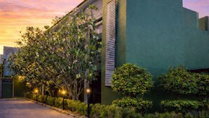 A modern building with a flat roof, large windows, and a green facade. - Na Ville Resort (Ton Pho)