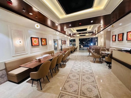 Dining. HOTEL THE ELITE